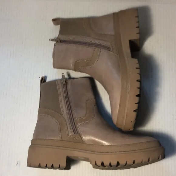 Lucky Brand Eabile Leather Taupe Lug Sole Side Zip Boots EUC Size 8 1/2