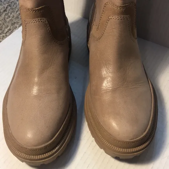 Lucky Brand Eabile Leather Taupe Lug Sole Side Zip Boots EUC Size 8 1/2