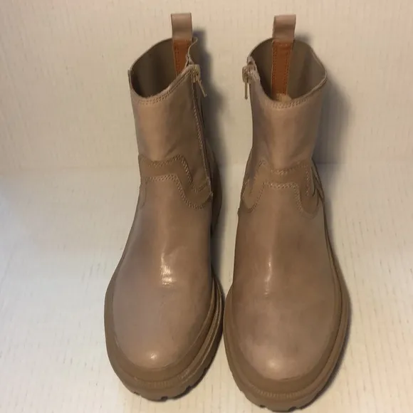 Lucky Brand Eabile Leather Taupe Lug Sole Side Zip Boots EUC Size 8 1/2