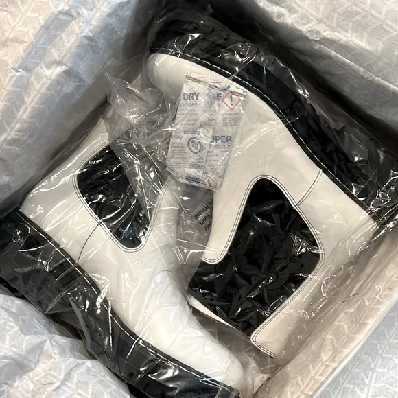 Marc Fisher Patrick Chelsea Lugsole Boots, White Size 8.5 New in Box Retail $199