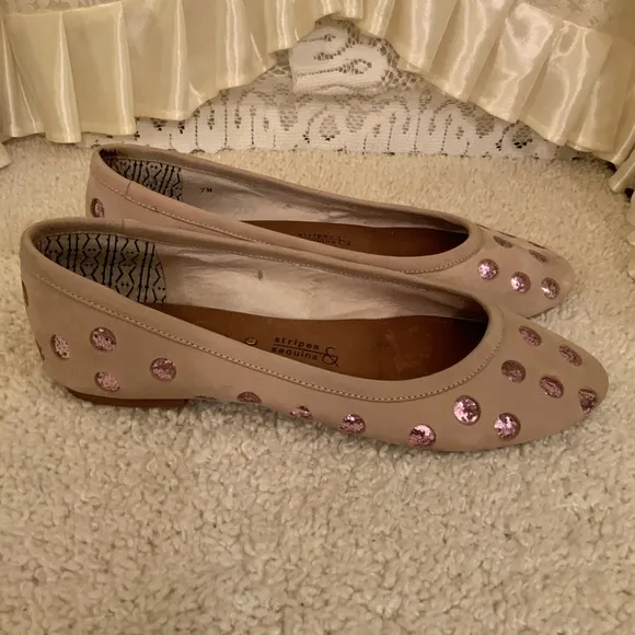 MATT BERNSON STRIPES &amp; SEQUELS POKE A DOT WOMENS SUEDE FLATS