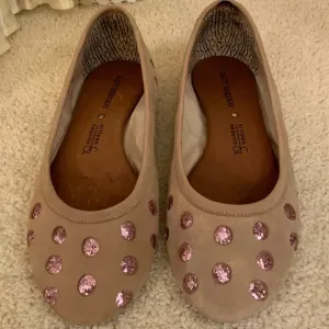 MATT BERNSON STRIPES &amp; SEQUELS POKE A DOT WOMENS SUEDE FLATS