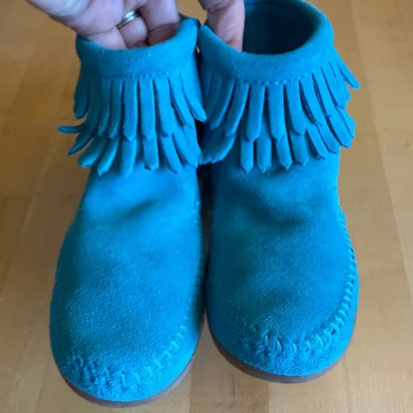 MINNETONKA 'Double Fringe' Side Zip Western Boots Turquoise Girls Size 1 *EUC*