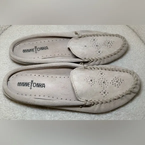 Minnetonka women’s suede embellished flats slides moccasins cream grey bohemian