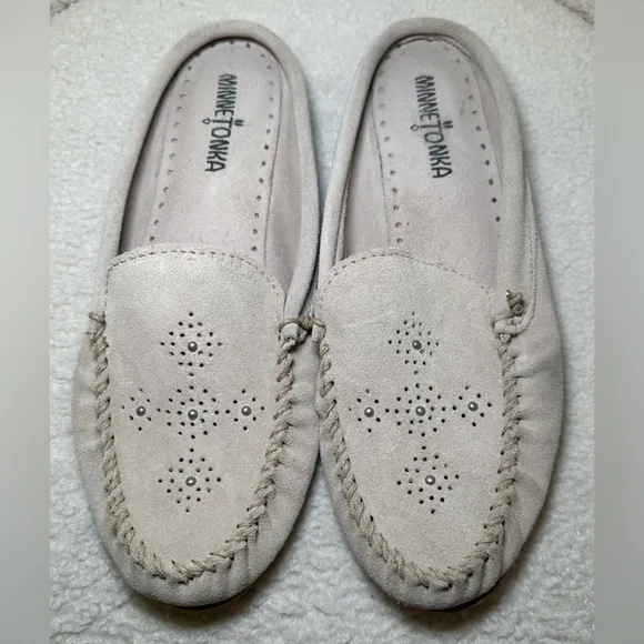 Minnetonka women’s suede embellished flats slides moccasins cream grey bohemian