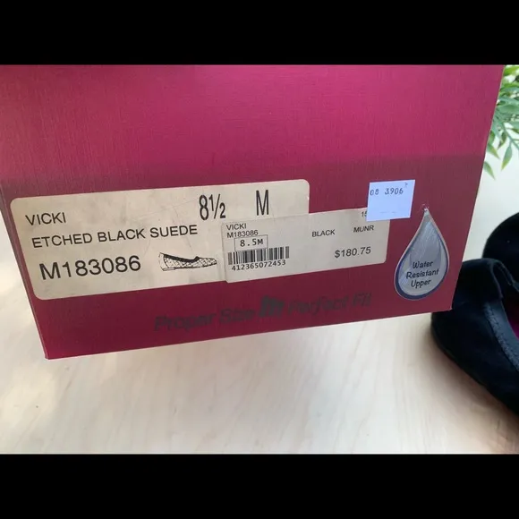 Munro woman’s NWT flats