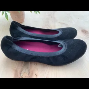 Munro woman’s NWT flats