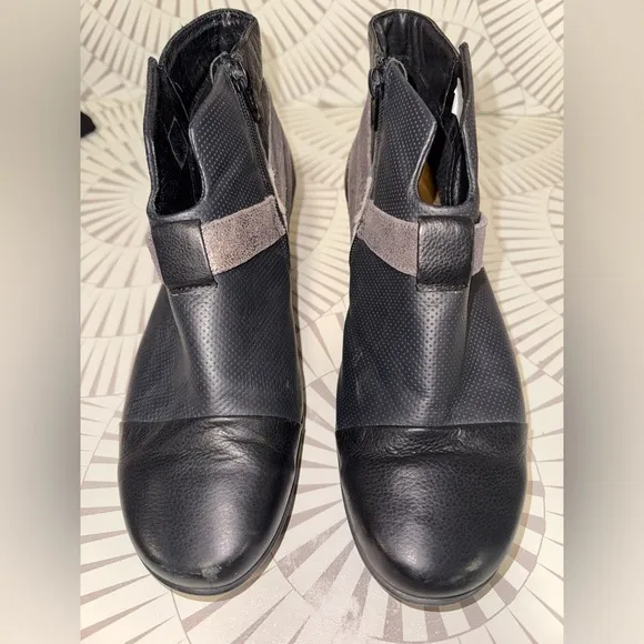 Naot Modern Leather Ankle Boots Caviar and Onyx EU 40