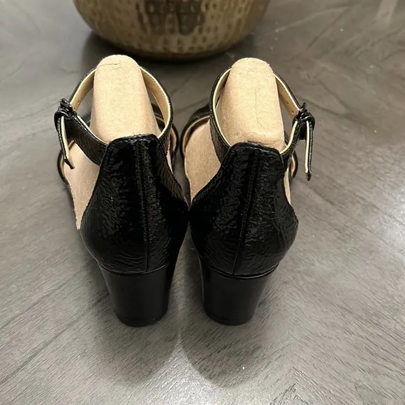 NATURALIZER Vera Ankle Strap Sandals (Wide)