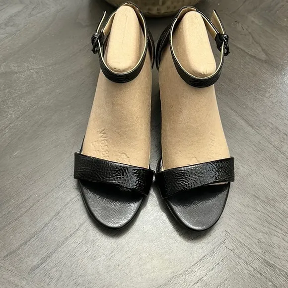 NATURALIZER Vera Ankle Strap Sandals (Wide)