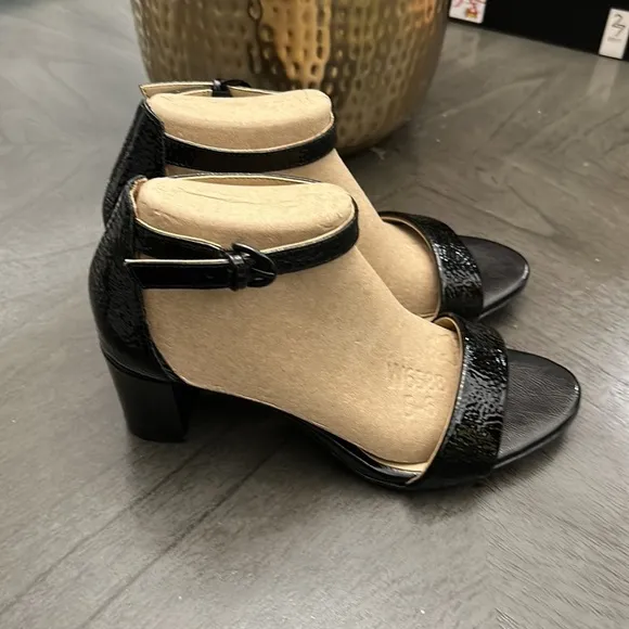 NATURALIZER Vera Ankle Strap Sandals (Wide)
