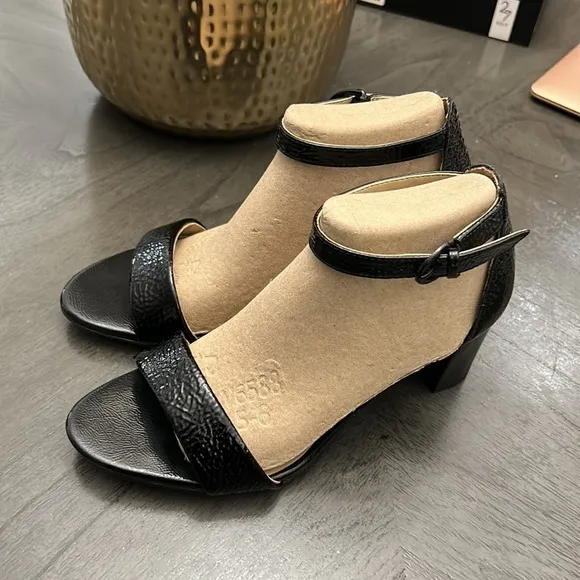 NATURALIZER Vera Ankle Strap Sandals (Wide)