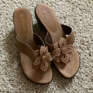 Naturalizer Womens tan wedge sandals with flower accent