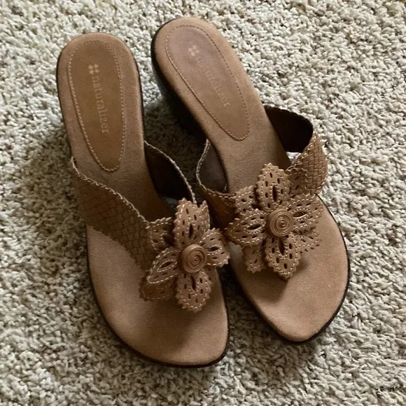 Naturalizer Womens tan wedge sandals with flower accent