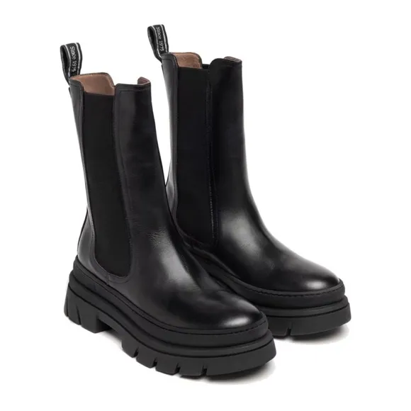 Nero Giardini black leather Chelsea boots