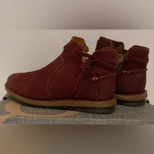 NEW BORN Women's Wynter Dark Red Distressed Side-Zip Ankle Boots Size 6.5M