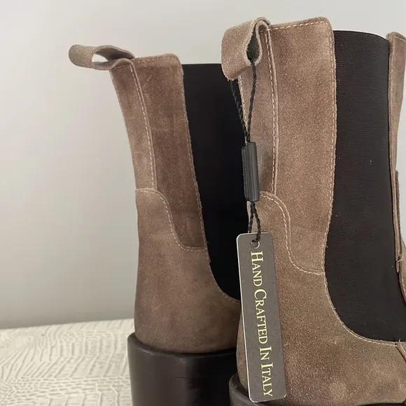 New Emanuele Castro Chelsea Leather Boots. Made in Italy ❤️