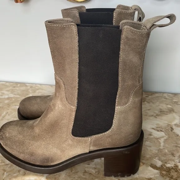 New Emanuele Castro Chelsea Leather Boots. Made in Italy ❤️