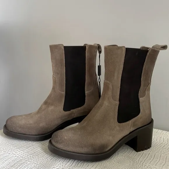 New Emanuele Castro Chelsea Leather Boots. Made in Italy ❤️