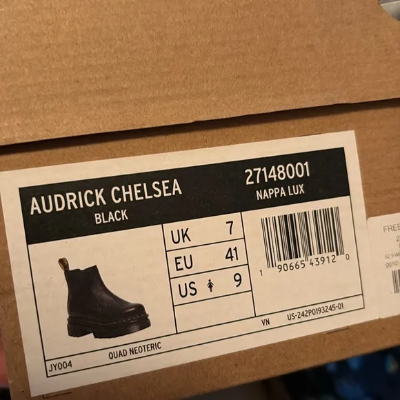 NEW IN BOX Dr. Martens Audrick Chelsea Boots
