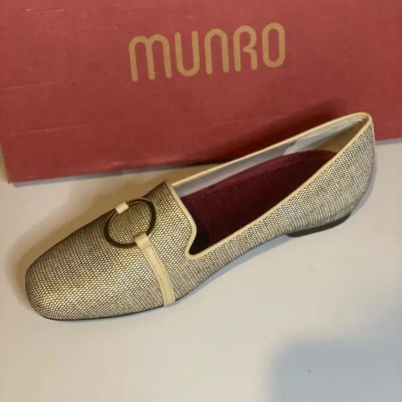 New | Munro Sunisa Women Elegant Beige Comfort Flat Loafers, size 10W