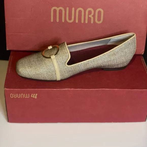 New | Munro Sunisa Women Elegant Beige Comfort Flat Loafers, size 10W