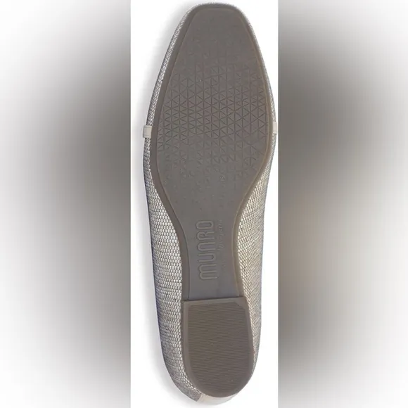 New | Munro Sunisa Women Elegant Beige Comfort Flat Loafers, size 10W