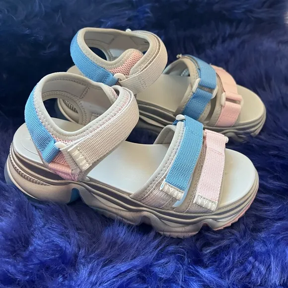 New! STEVE MADDEN Chakra Chunky Platform Sandals