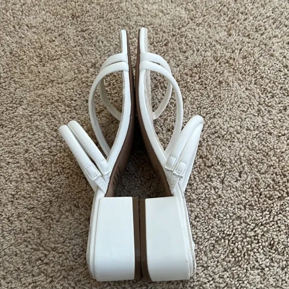 New! Steve Madden SZ 9, white citizen sandals.