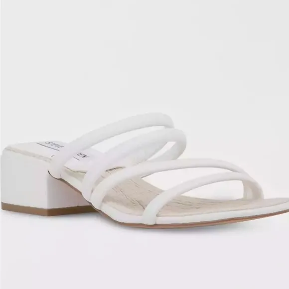 New! Steve Madden SZ 9, white citizen sandals.
