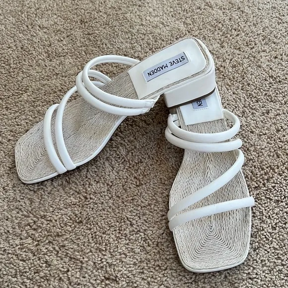 New! Steve Madden SZ 9, white citizen sandals.