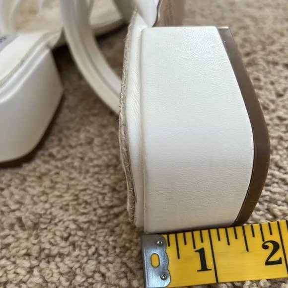 New! Steve Madden SZ 9, white citizen sandals.