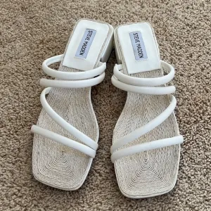 New! Steve Madden SZ 9, white citizen sandals.