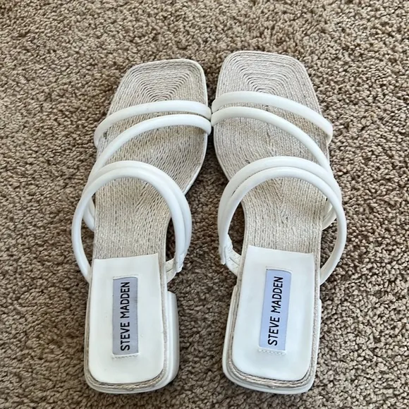 New! Steve Madden SZ 9, white citizen sandals.