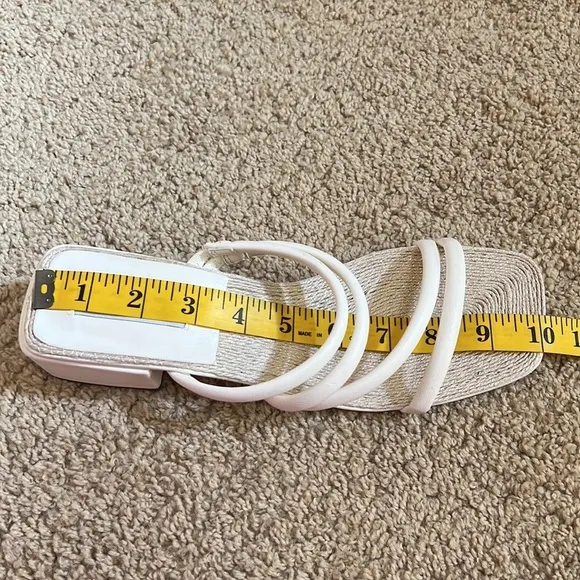 New! Steve Madden SZ 9, white citizen sandals.
