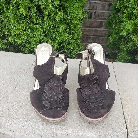 NEW Sundance Ruffle Suede Chunky Heels Sandals 39