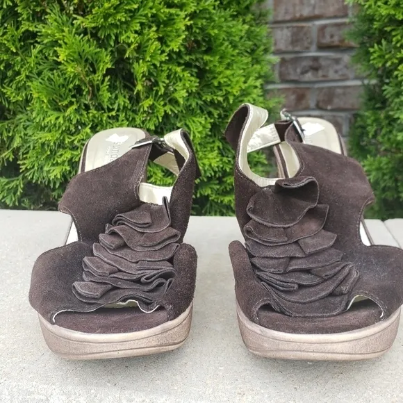 NEW Sundance Ruffle Suede Chunky Heels Sandals 39