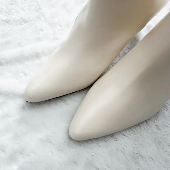 NIB- ADRIENNE VITTADINI Sondy Kitten Heel Zip Ankle Boots in Ghost