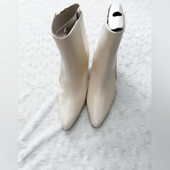 NIB- ADRIENNE VITTADINI Sondy Kitten Heel Zip Ankle Boots in Ghost