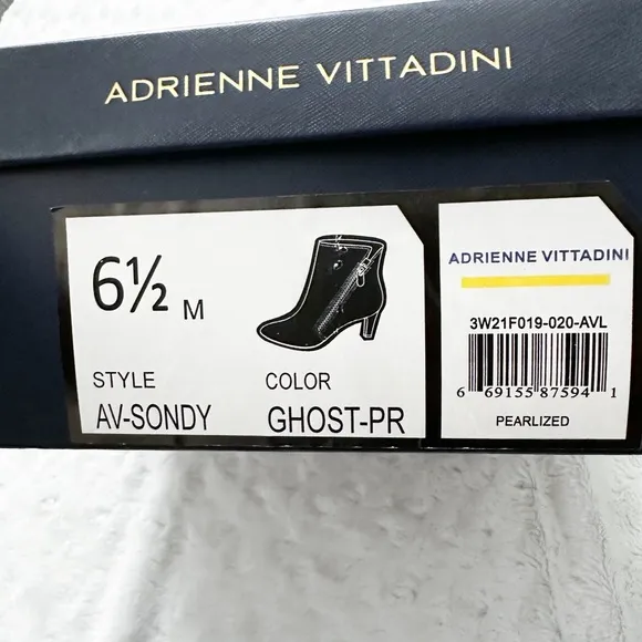 NIB- ADRIENNE VITTADINI Sondy Kitten Heel Zip Ankle Boots in Ghost