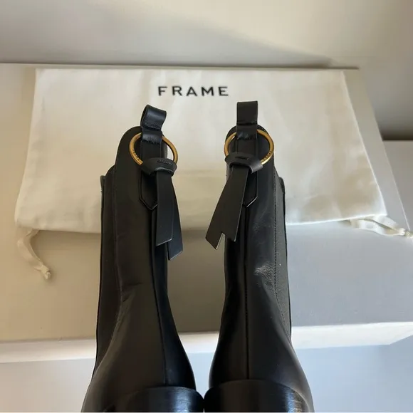NIB FRAME Le Manhattan Chelsea boots in black size 38