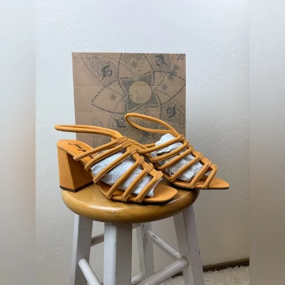 NIB Free People Colette Cinched Orange Sandals, size EU 39.5 or US 8.5