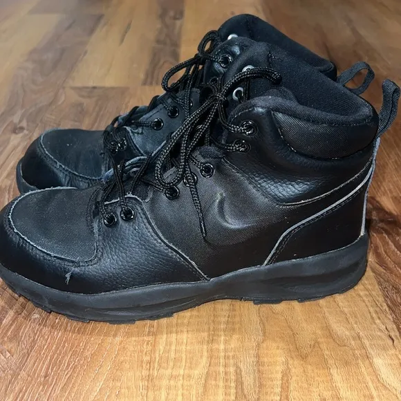 NIKE Boys Manoa Leather Boots (Color: Black)(Size: 5Y)