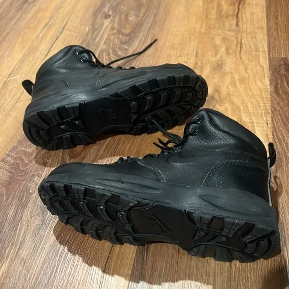 NIKE Boys Manoa Leather Boots (Color: Black)(Size: 5Y)