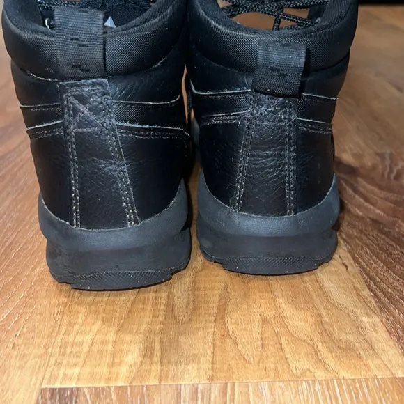 NIKE Boys Manoa Leather Boots (Color: Black)(Size: 5Y)