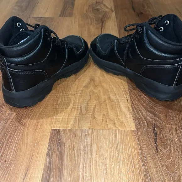 NIKE Boys Manoa Leather Boots (Color: Black)(Size: 5Y)