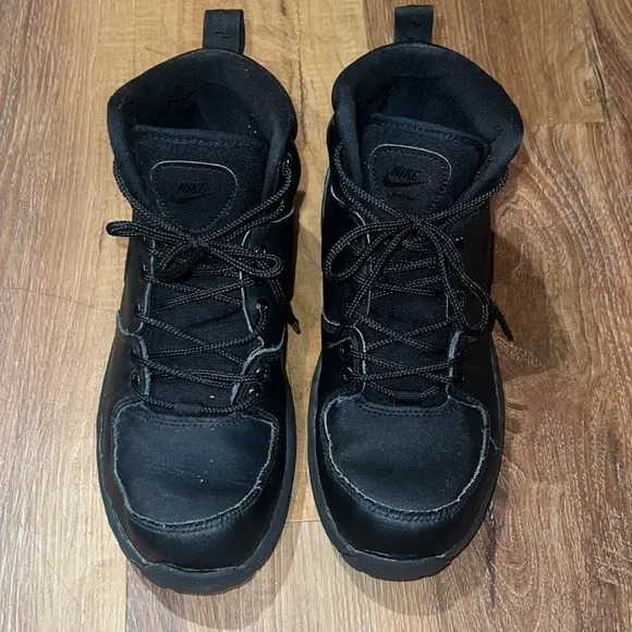 NIKE Boys Manoa Leather Boots (Color: Black)(Size: 5Y)