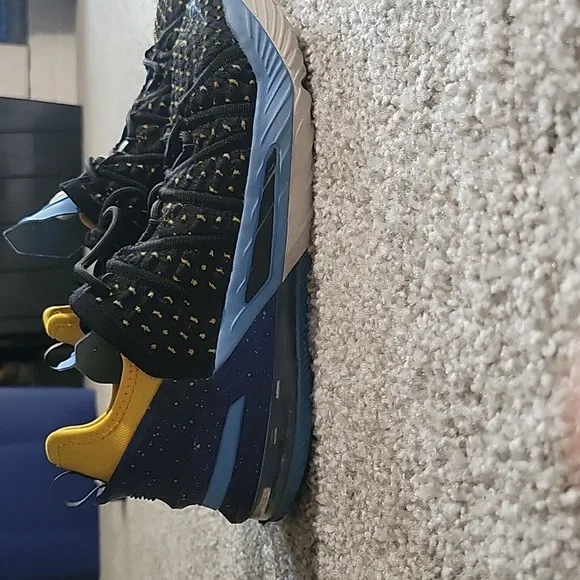 Nike KidsLeBron 18 &quot;Minneapolis Lakers&quot; sneakers