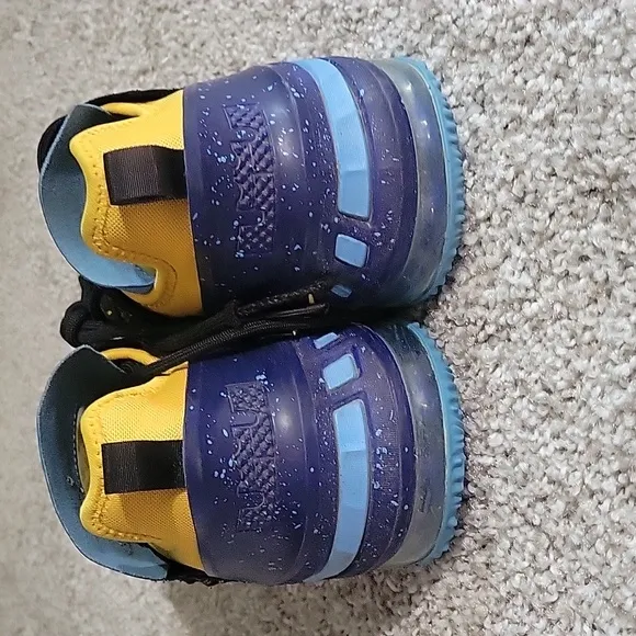 Nike KidsLeBron 18 &quot;Minneapolis Lakers&quot; sneakers