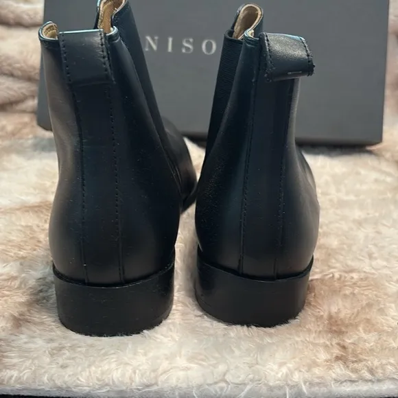 Nisolo Every day Chelsea boot size 9.5, black with dust bag